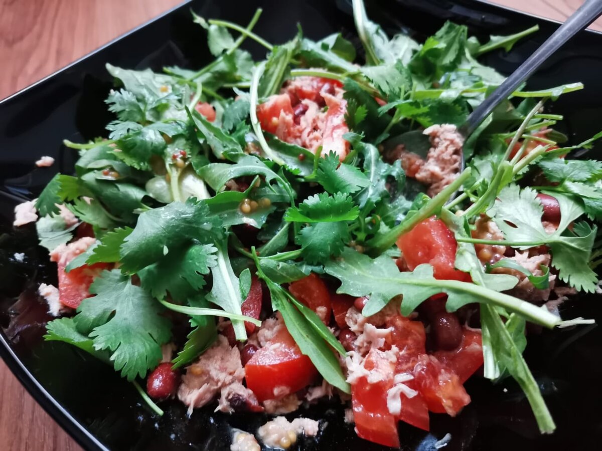 Рецепт салата с тунцом, рукколой, яйцом и помидорами - легкое и вкусное блюдо на каждый день