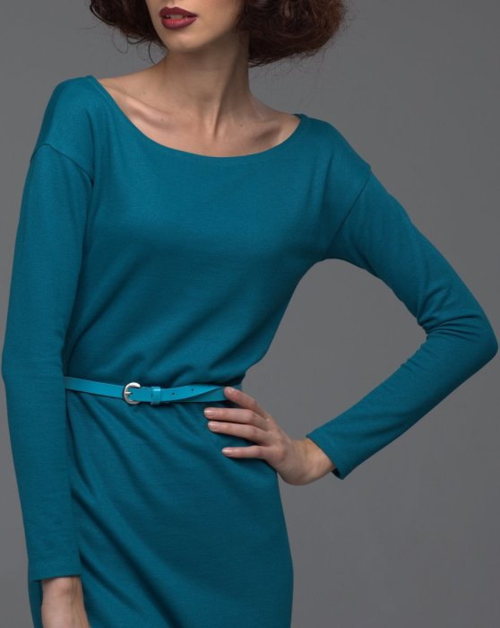 Вырез «Лодочка» выглядит более элегантно.