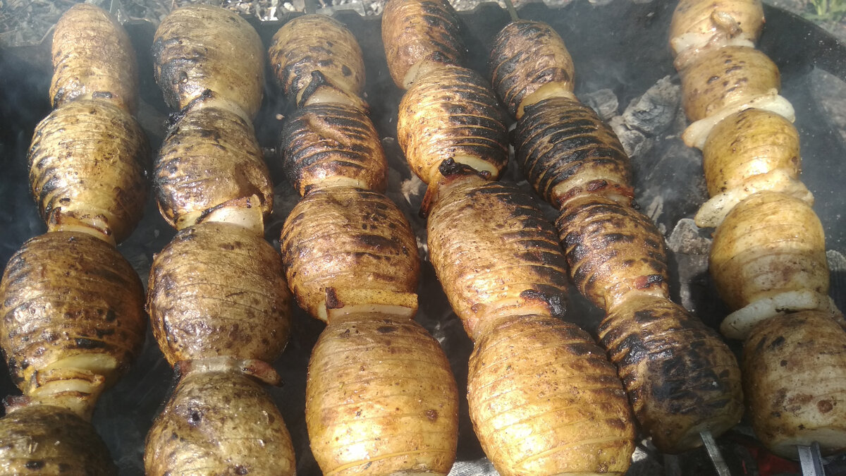 Больше никак иначе не делаем картошку на мангале, потому что и просто, и вкусно.
