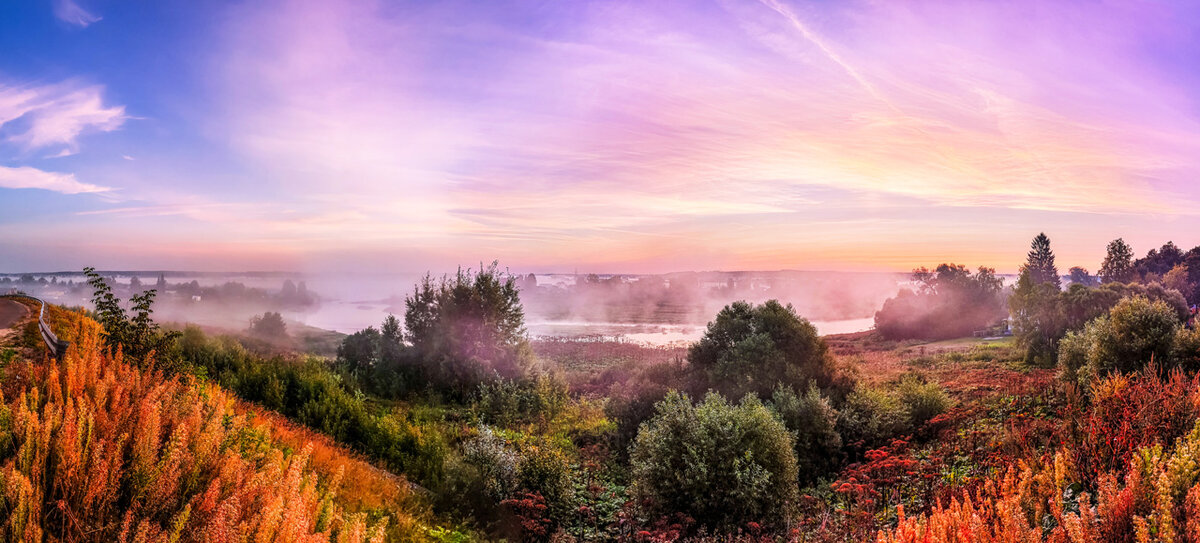 Можайск, река Москва. Август 2018г. Рассвет туманным утром. Снято на Huawei P20Pro в режиме панорама.