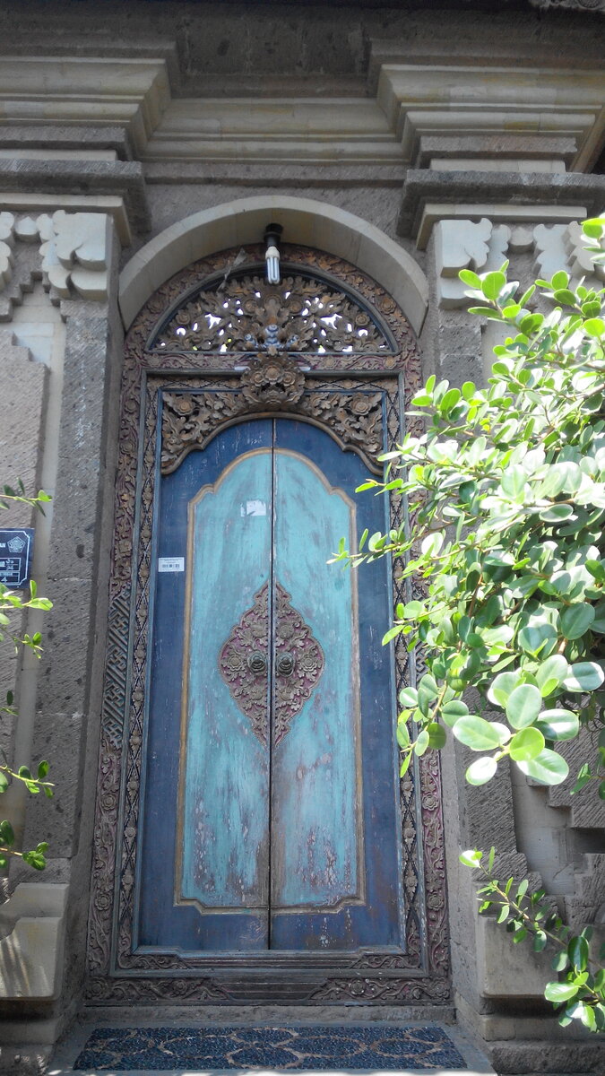 Ещё одна уличная дверь .