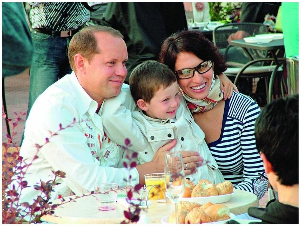 Отцом Артема, первенца Алики Смеховой, стал третий муж Николай.