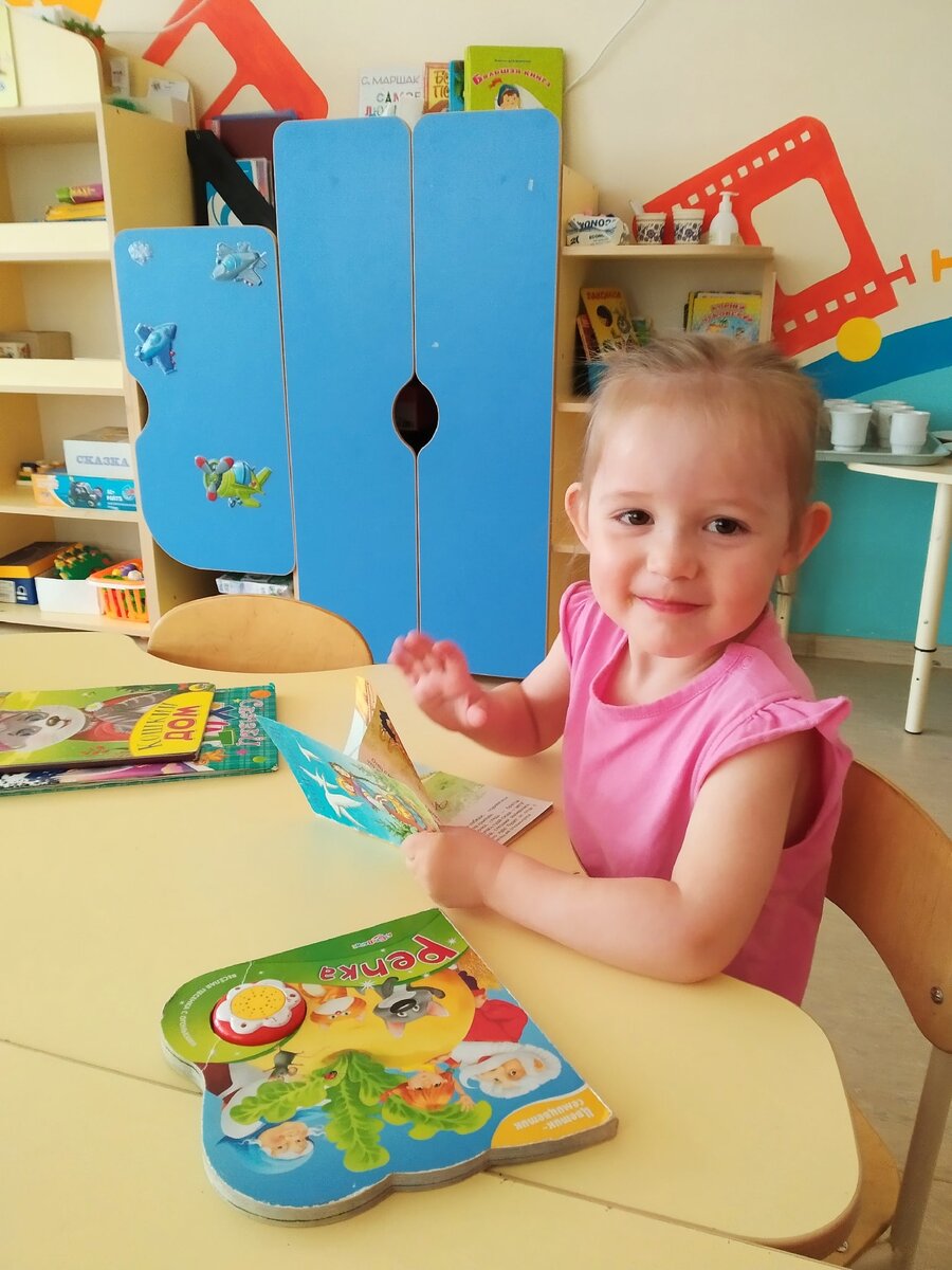 Книги очень любит. Это у неё от мамы 😍