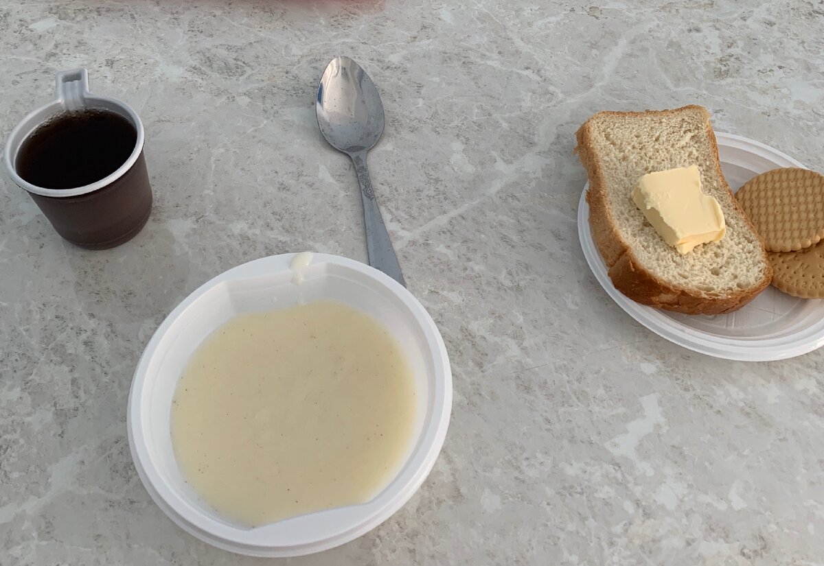 Манная каша с бутербродом