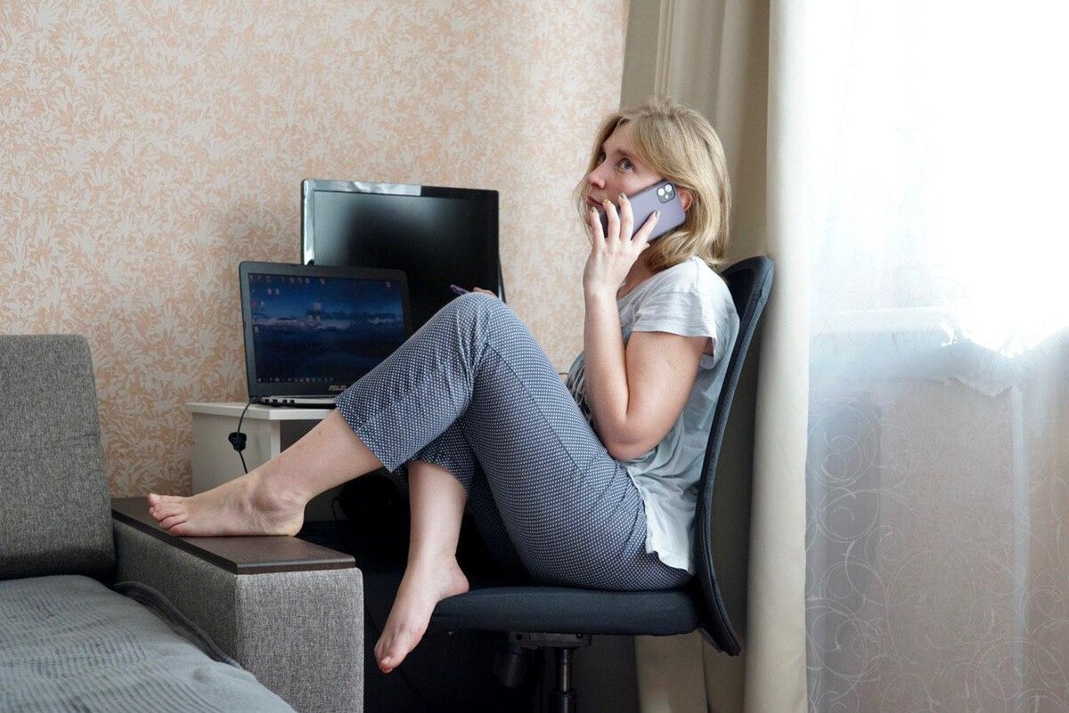 Только по телефону теперь приходится говорить много по работе. 