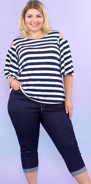 Джинсовые капри с тельняшкой