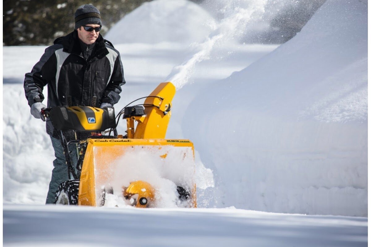 Уборка участка от снега