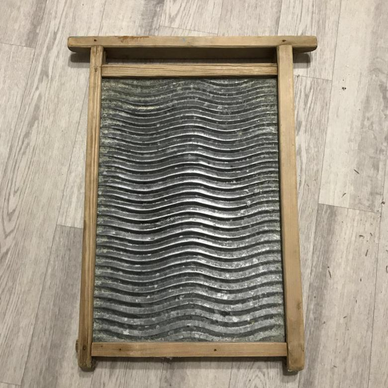 Естественно, что такой доски у нас уже нет давным давно. Поэтому фото я взяла с сайта https://youla.ru/yaroslavl/bytovaya-tekhnika/stiralnye-mashiny/stiralnaia-doska-5b881fa82aecd604172720aa