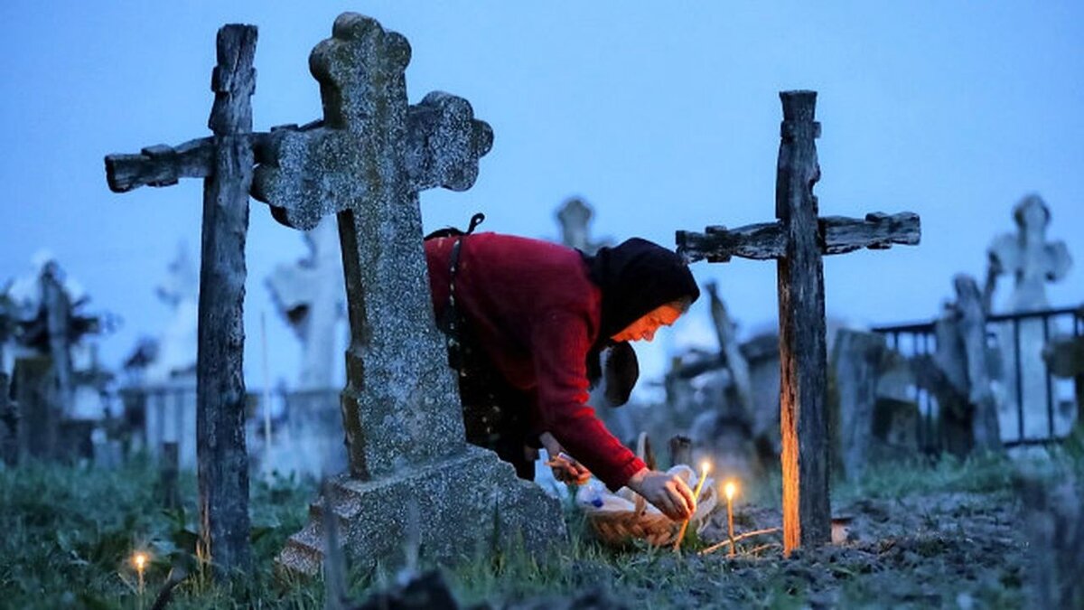 День когда идут на кладбище после пасхи. Помин на могиле. Родительский день на кладбище фото.