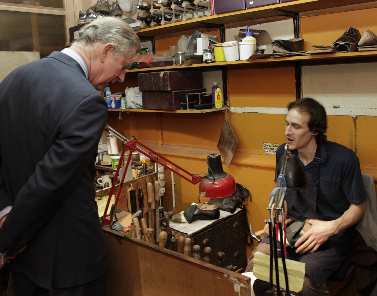 Принц Чарльз интересуется процессом затяжки обуви у рабочего (фото: http://www.johnlobbltd.co.uk/royal-visit)