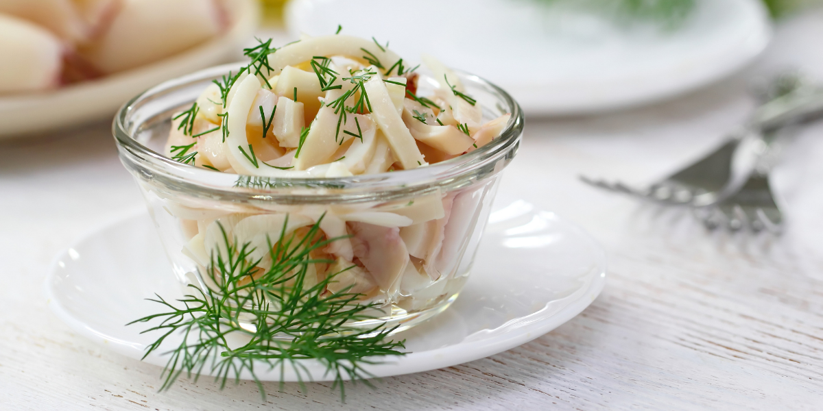 8 рецептов салатов с кальмарами: от простого к сложному, от советского до японского