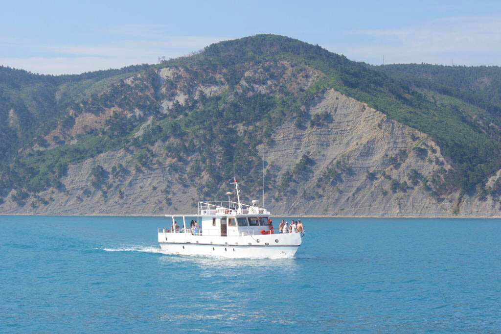 Рыбачим в открытом море. С борта судна. В Геленджике!