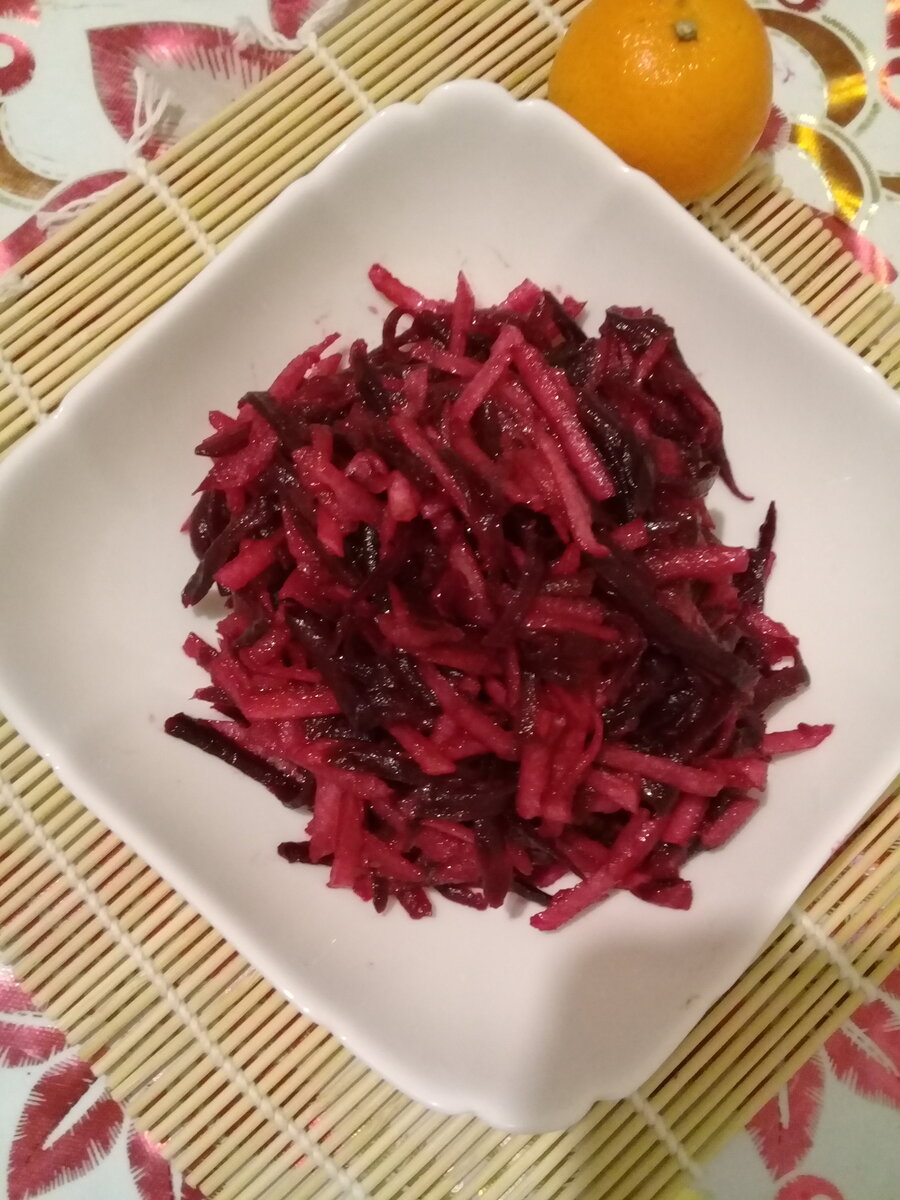 Салат со свёклой и яблоком.