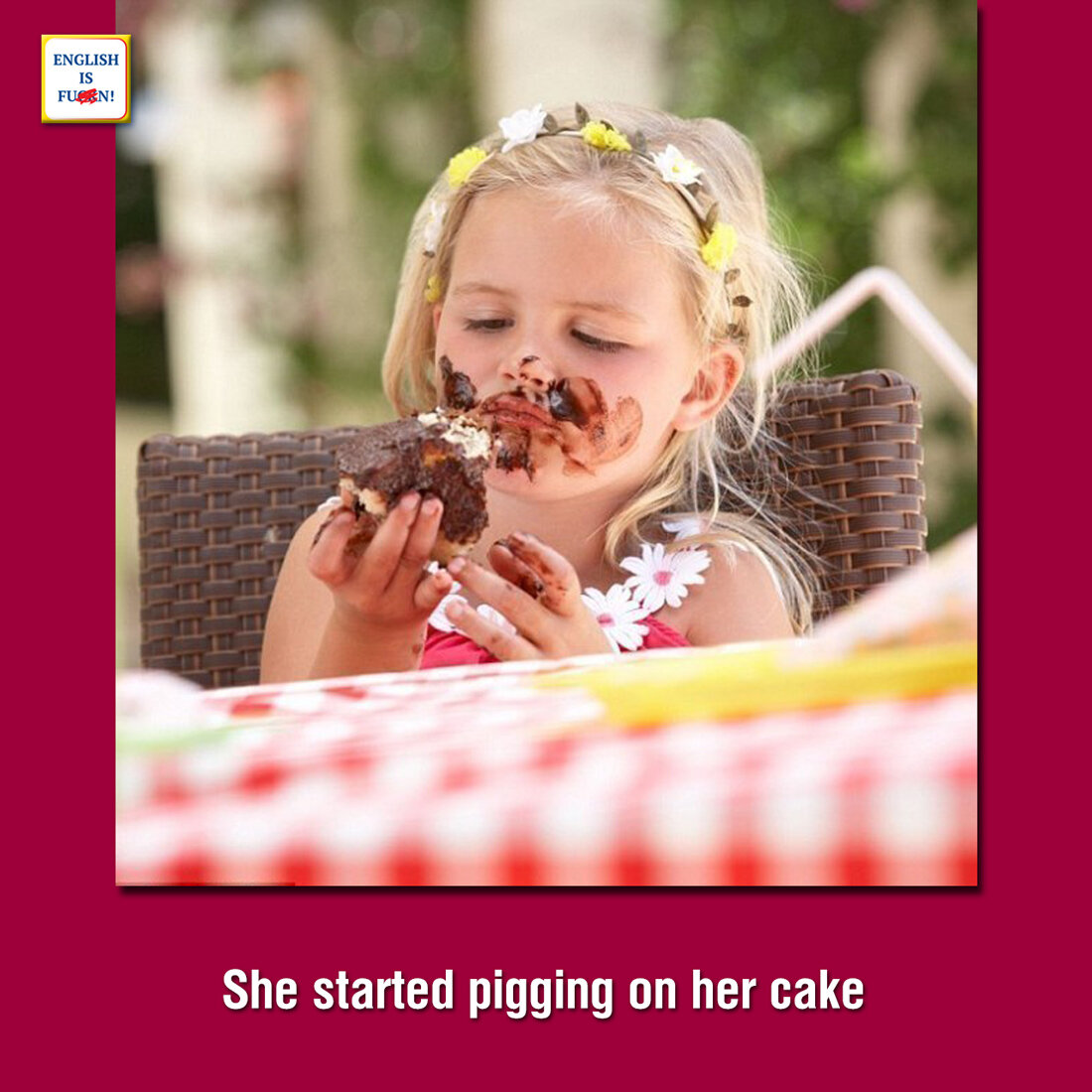 Она начала обжираться своим пирожным.