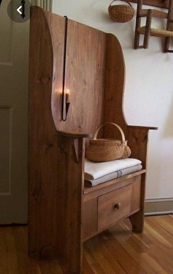 Желание жены. Такой, только с сердечком на спинке и полкой для кота.