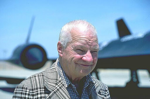 Келли на фоне своего главного детища SR-71 Blackbird