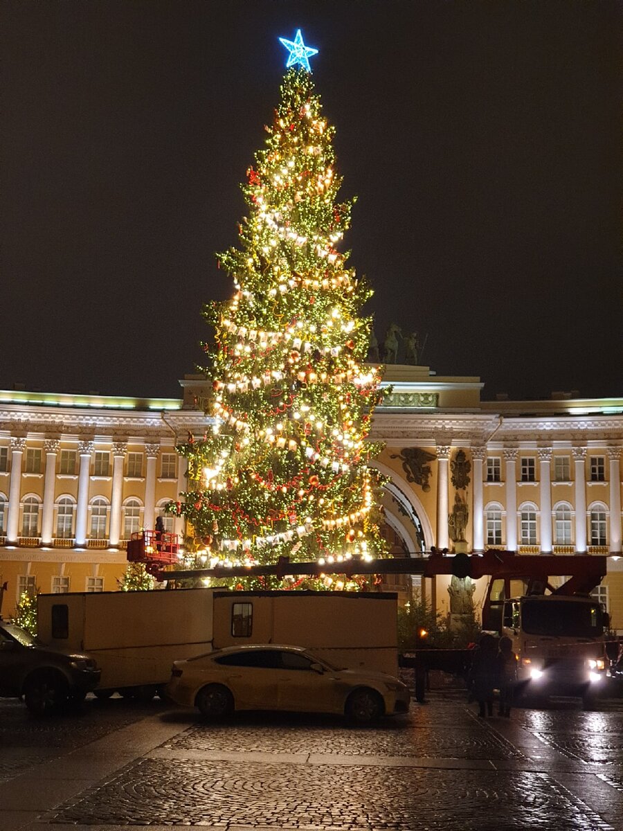 Где стоит елка в питере. Елка СПБ 2020 Дворцовая площадь. Елка на Дворцовой площади 2021. СПБ Дворцовая площадь елка 2022. Ёлка на Дворцовой площади в Санкт-Петербурге 2022.