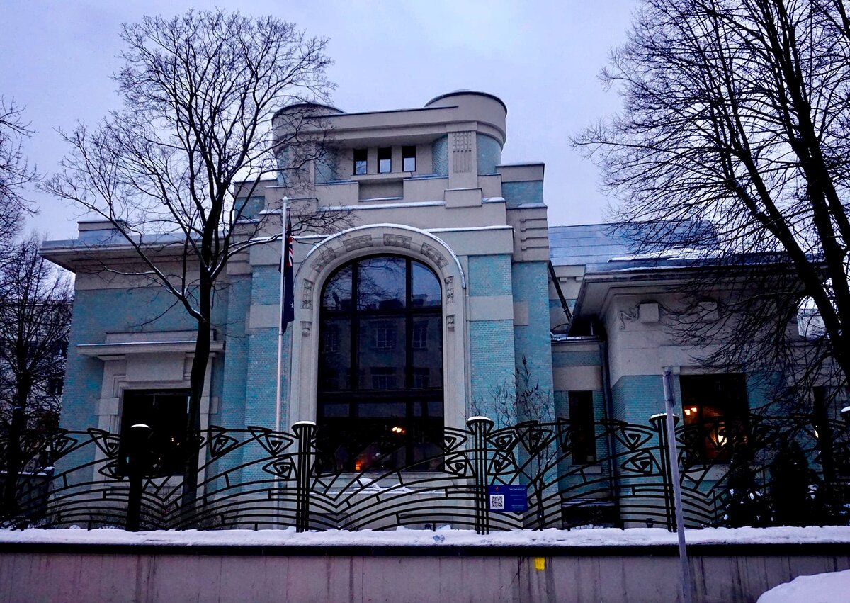 Дома моск. Особняк Александры Дерожинской. Особняк в стиле Модерн Подмосковье. Особняки в стиле Модерн в Сочи. Дерожинской особняк ночью.