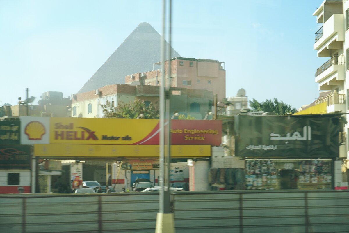 Кварталы города Гиза на фоне Пирамиды Хеопса