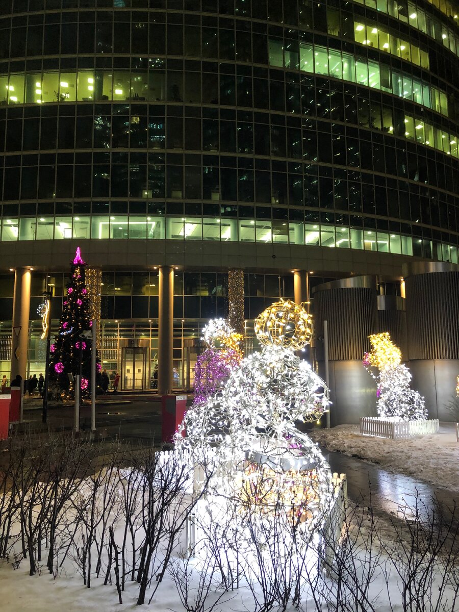 Возле некоторых входов в бизнес центр поставлены новогодние инсталляции