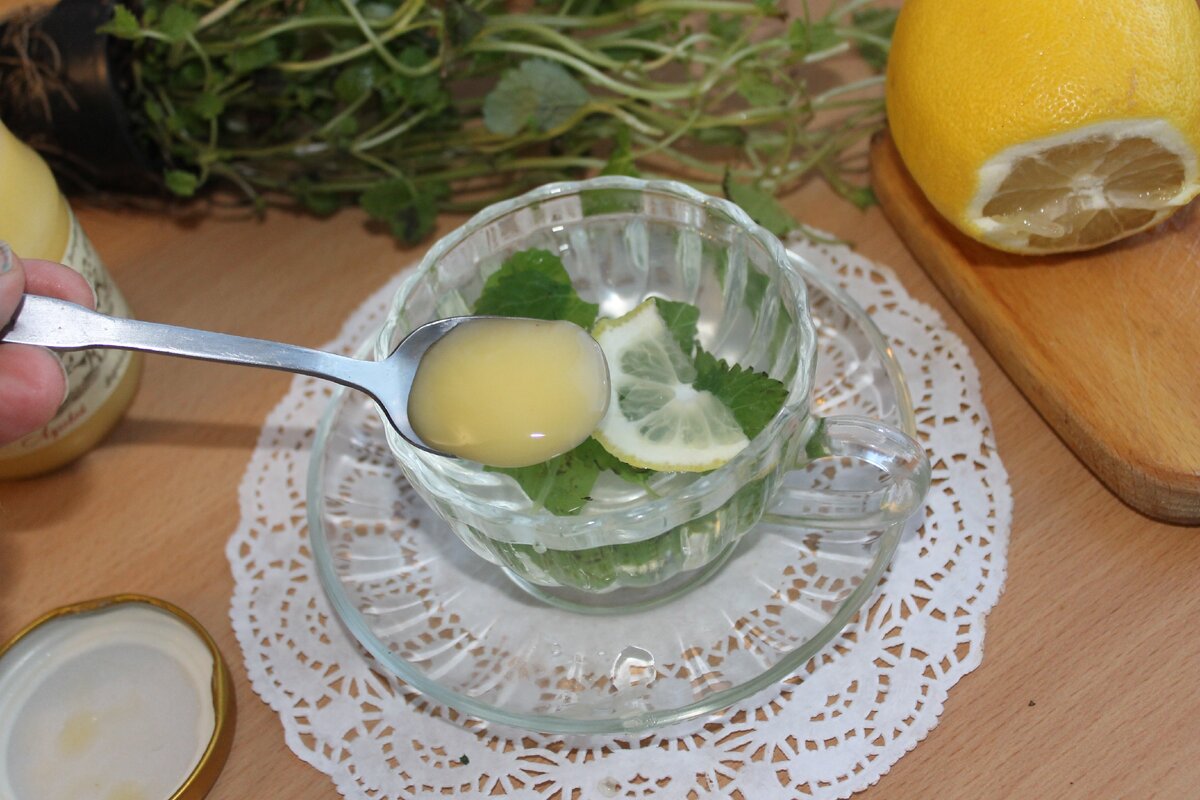 Чай с мелиссой, медом и лимоном - в коронавирус в самый раз! Рецепт приготовления