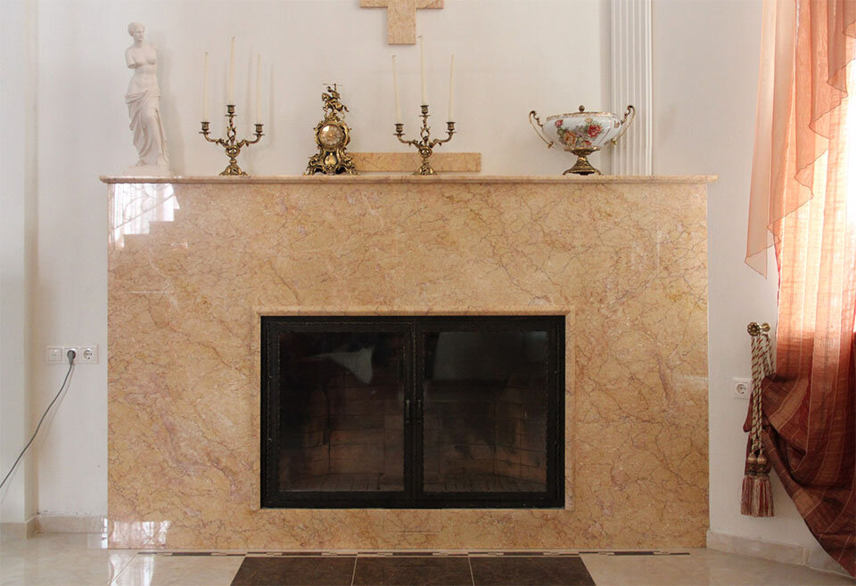 Пристенный камин, облицовка