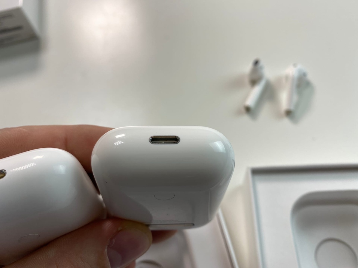 Белоснежный разъём разъём зарядки у оригинальных. 