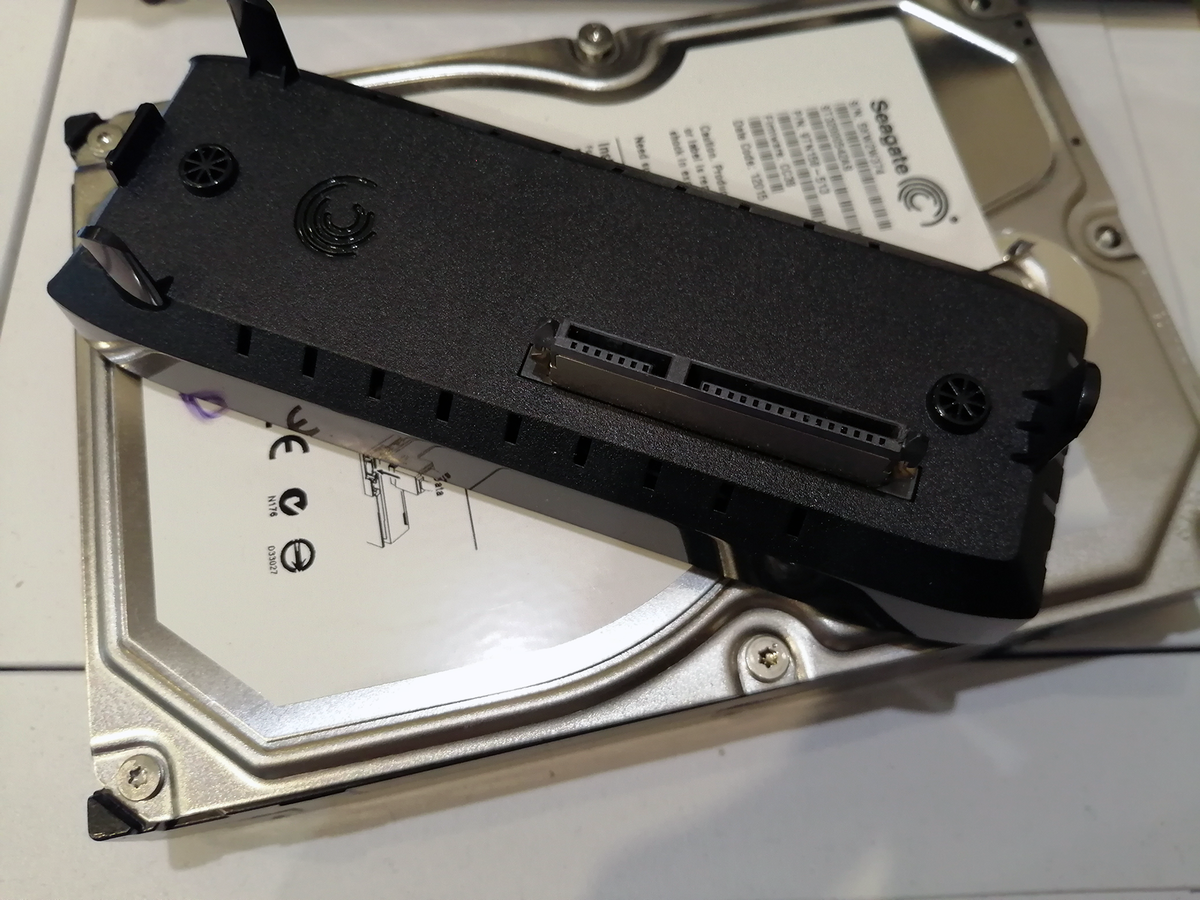 Seagate BarraCuda LP 2Tb (ST32000542AS с прошивкой CC38, если что) 10-летней давности и Seagate GoFlex Desk Adapter USB 3.0 из тех же времён.
