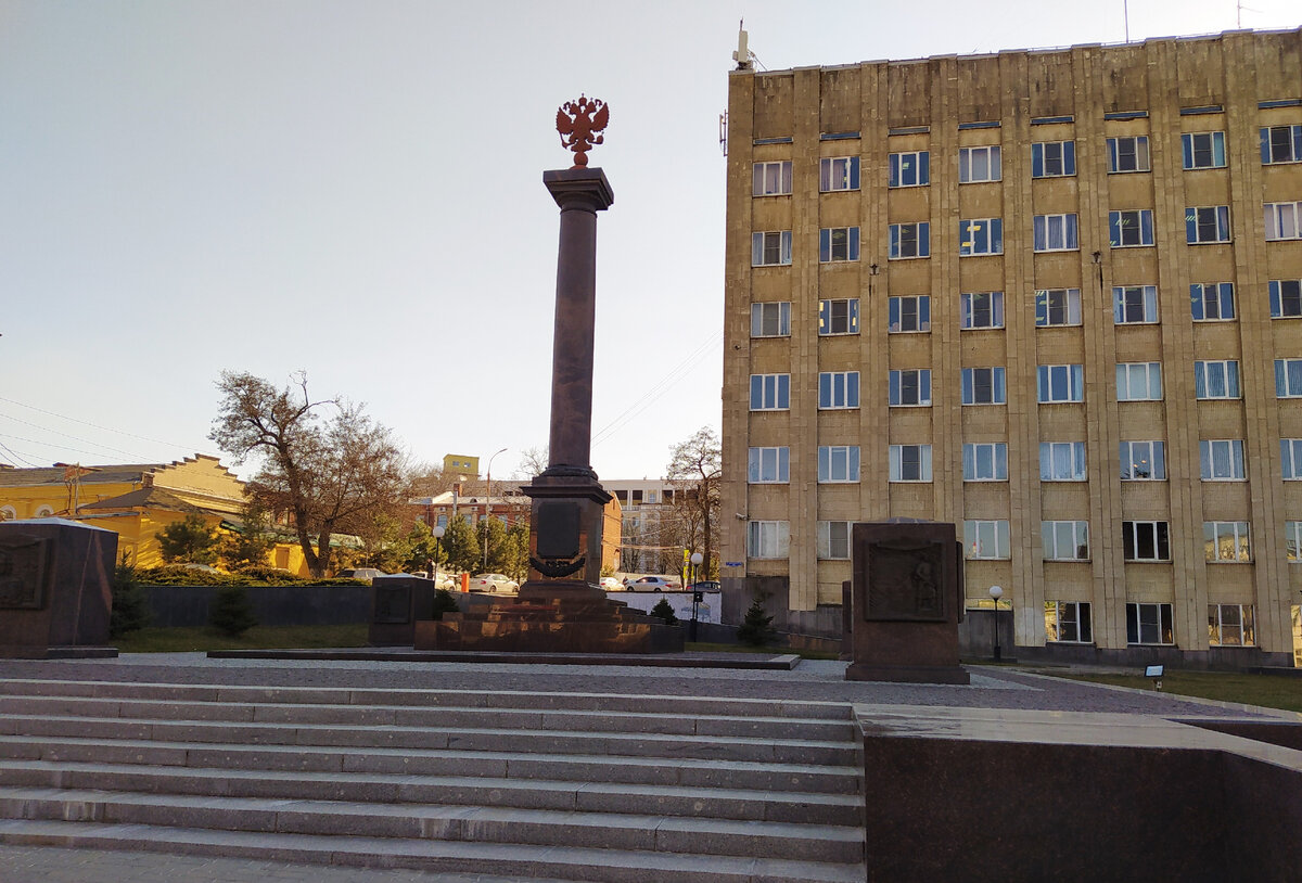 Стела, установленная в честь присвоения Таганрогу звания "Город воинской славы"