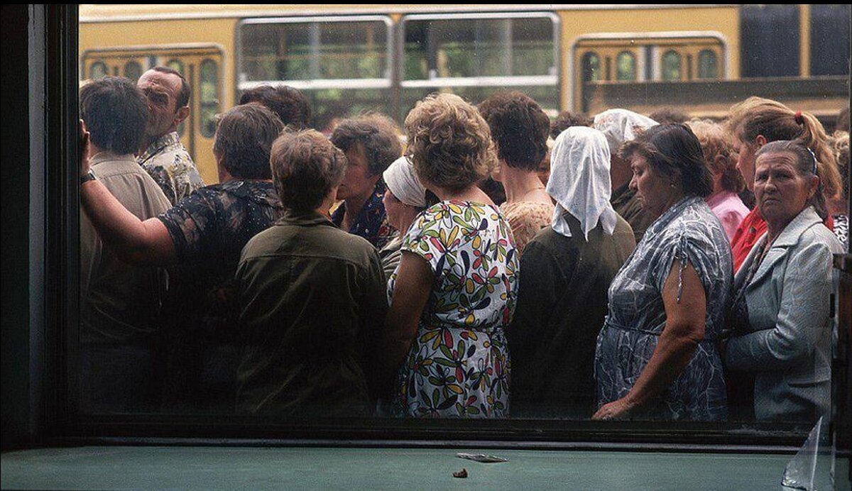 Е очередь. Питер Тернли 90 е. Фото Питера Тернли Москва 1991. Питер Тернли Москва 1990. Россия в 90-е Питер Тернли.