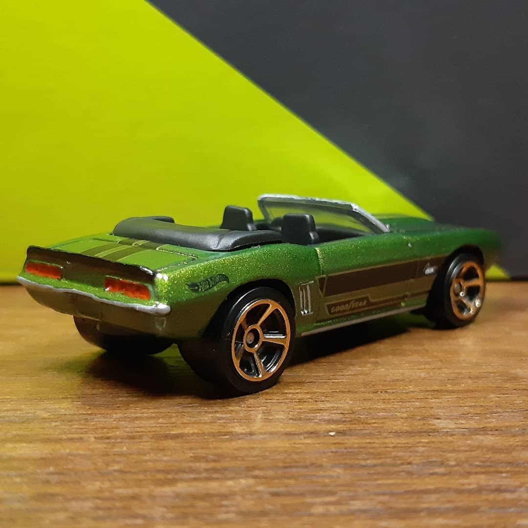 Всем привет. Сегодня хочу Вам показать автомобиль из моей коллекции. Hot Wheels 1969 Camaro серия HW Roadsters 3/5. Год выпуска модели с 2006 года. Автомобиль в кузове кабриолет. Кузов машинки верхняя часть металл. Нижняя пластик. Данная модель была доработана. Передняя часть фары и ходовые огни в хром. Поворотники в оранжевый цвет. Решетка радиатора в черный цвет. Значок в хром. На капоте воздуховод в черный. Рамку лобового стекла в хром. Заднею часть автомобиля. Фонари в красный. Бампер в хром. Спойлер в черный цвет. После не больших доработок машина стала гораздо лучше выглядеть. Если Вам не сложно поставьте лайк и обязательно подпишитесь на канал. Оставляйте Ваши комментарии. Интересно узнать Ваше мнение. Напишите если у Вас такая машина и в каком цвете. Я постараюсь для Вас делать интересный контент. Спасибо.