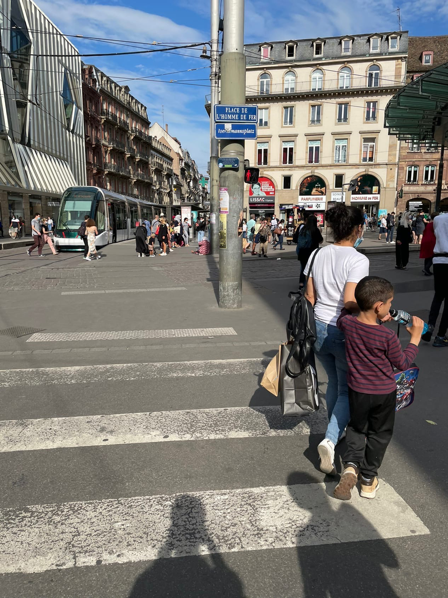 Страсбург, фото автора; долго ловить кадр, где пешеходы переходят на красный свет, не пришлось