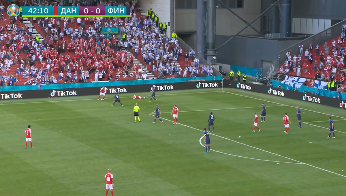 Первые секунды после того, как Эриксен упал на поле.