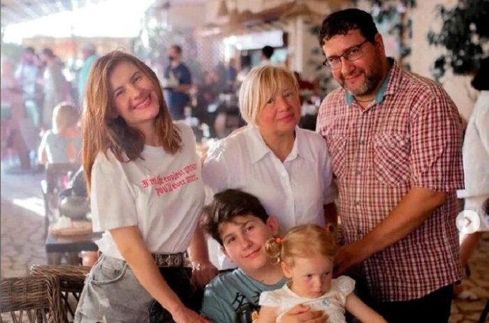 Анна Цуканова-Котт с мужем, мамой и деть