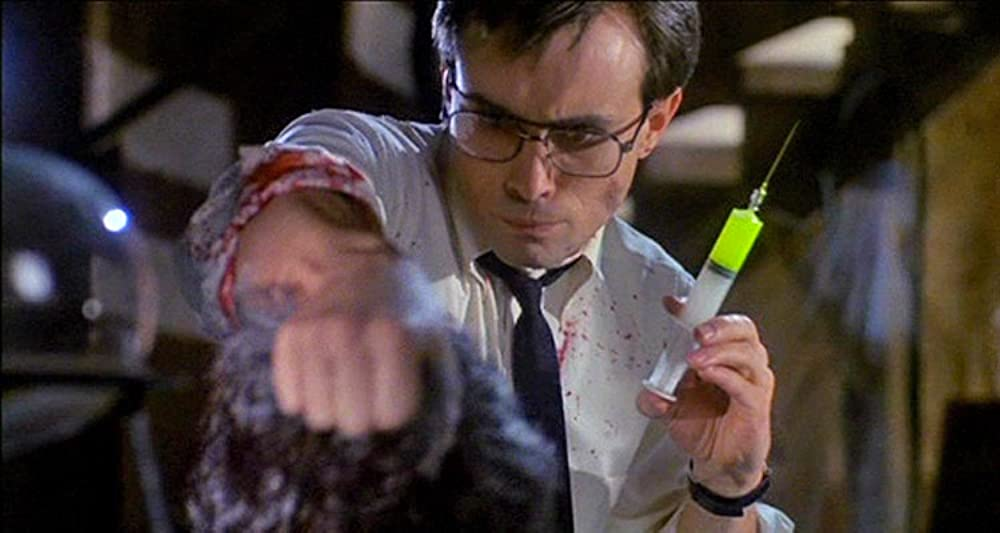 Кадр из фильма Re-Animator. Режиссер: Стюарт Гордон. Оператор: Мак Альберг. Производство: Empire Pictures, Re-Animator Productions Inc.