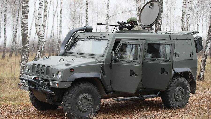 Слабенькие и дорогие машинки стоимостью 17 миллионов за штуку должны были стать массовой машиной в нашей армии -- 1800 итальянских "Ивеко" к 2020-му году. Такую нам готовили реформу армии. При этом стоимость нового БТР -- 20 миллионов, а бронеавтомобиля "Тигр" -- всего 5 миллионов, но упор делался на Западную технику, чтобы всё, как в НАТО.