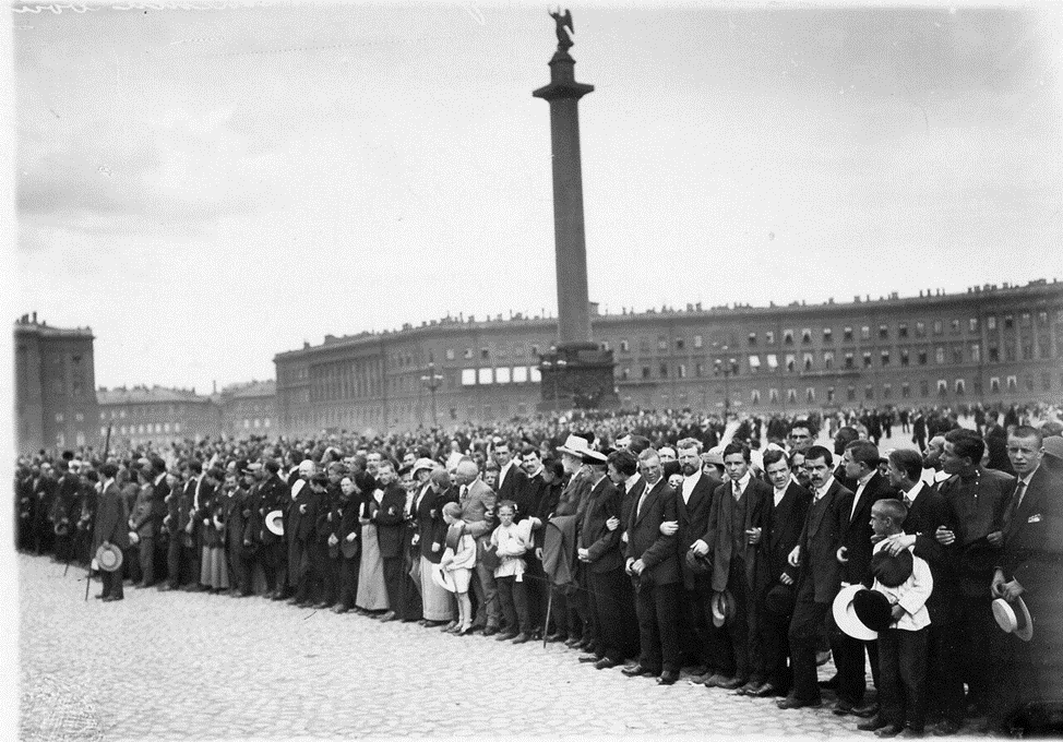 Переименование столицы в петроград. Николай 2 Дворцовая площадь август 1914. Переименование Санкт-Петербурга в Петроград 1914. Дворцовая площадь 1915 Санкт-Петербург. Дворцовая площадь объявление войны 1914.