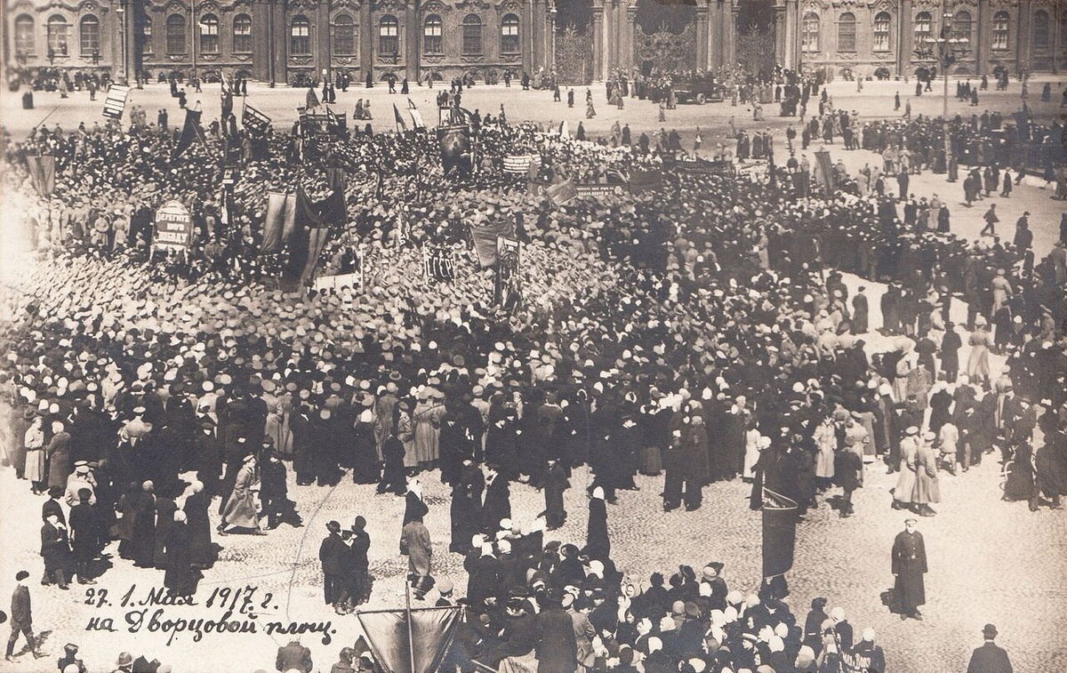 1 революция 1917. Февральская революция 1917 г в Петрограде. Революция 1917 г Петроград. Февральская революция 1917 Петроград. Февральская революция 1917 на Дворцовой площади.