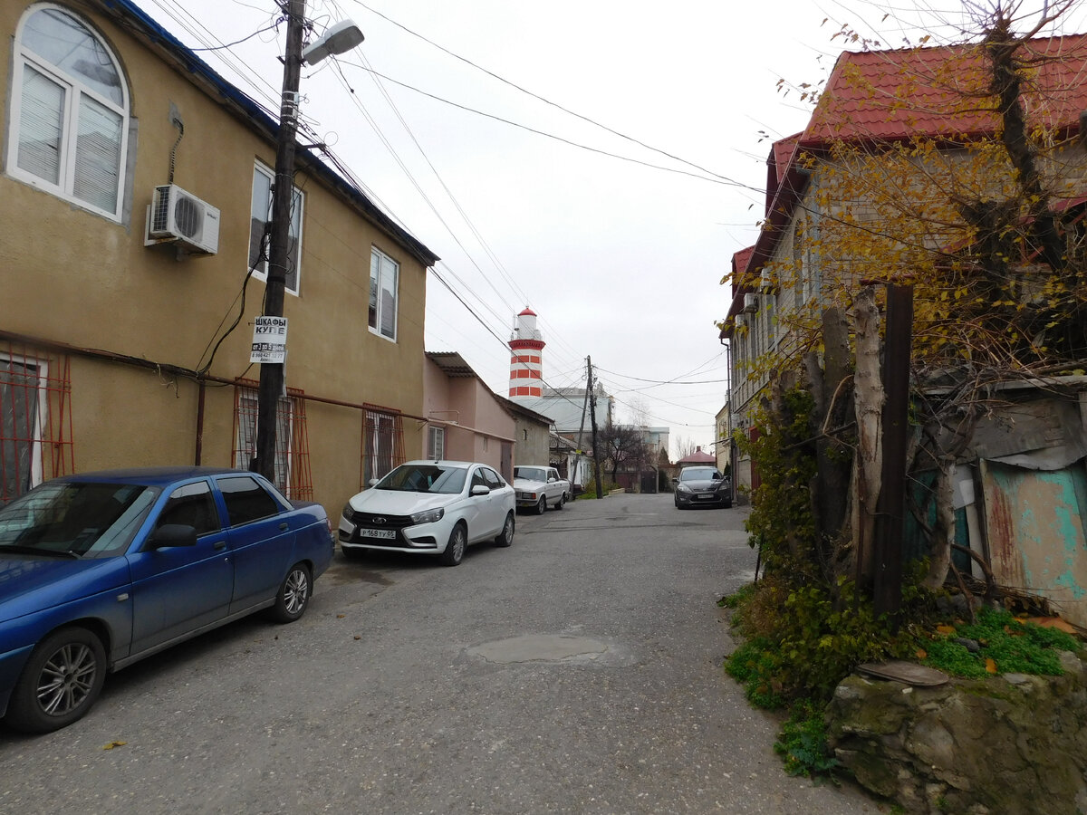 Выписывая кривую на Анжи-Арке, улица Амирханова ведёт к маяку