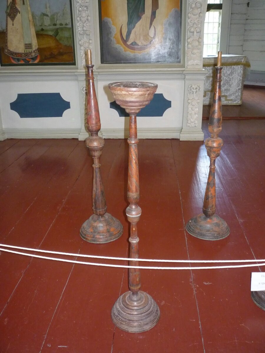 Подсвечники в церкви апостола Петра. Карелия. Фото автора