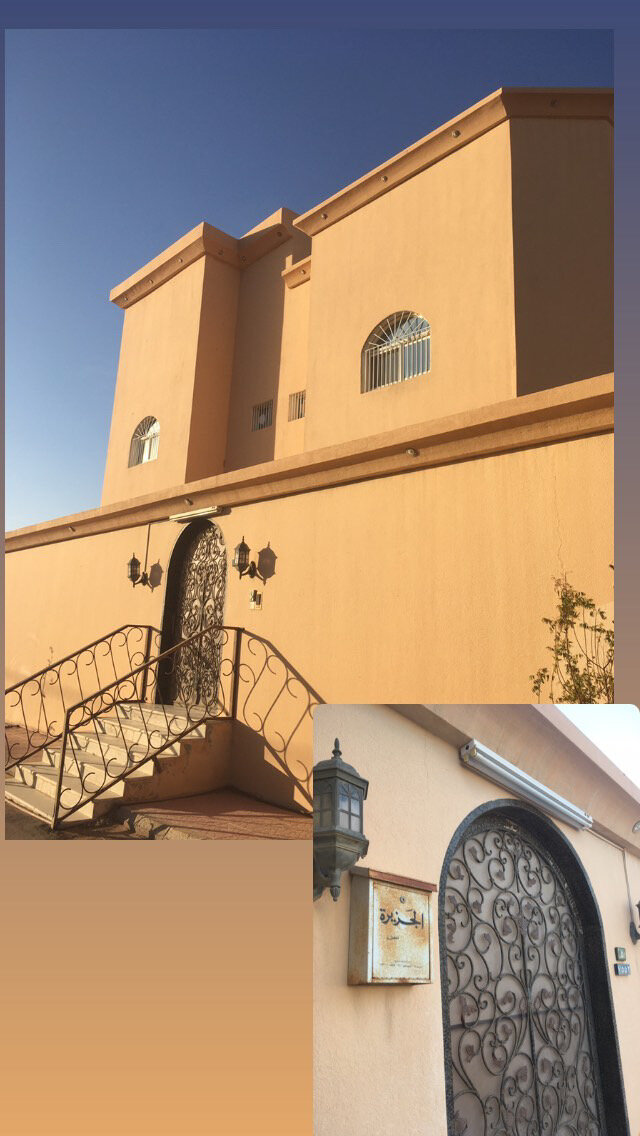 С виду особо ничем не примечательный дом под решётками! А внутри, самые настоящие восточные хоромы под стиль «дорогобагато» 