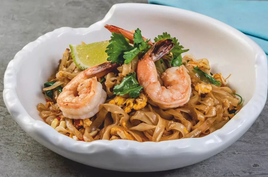 Пад тай с креветками. Пад Тай (Pad Thai). Тайская лапша пад Тхай. Пад Тай с креветками в Тайланде.