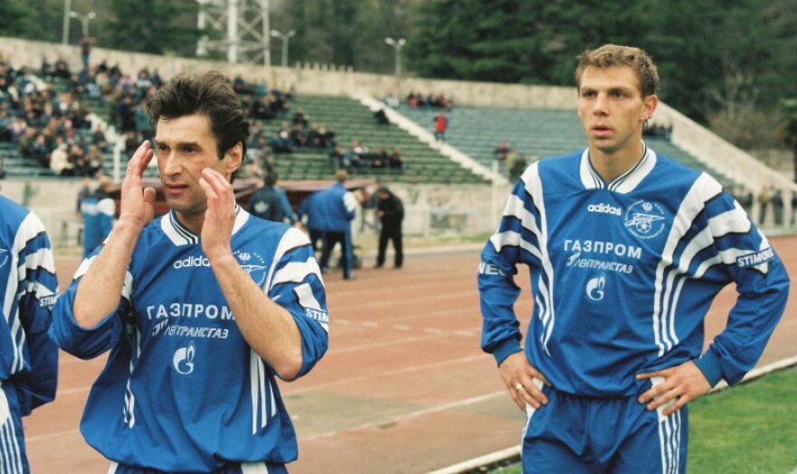 Защитник Зенита - Андрей Кондрашов (справа)