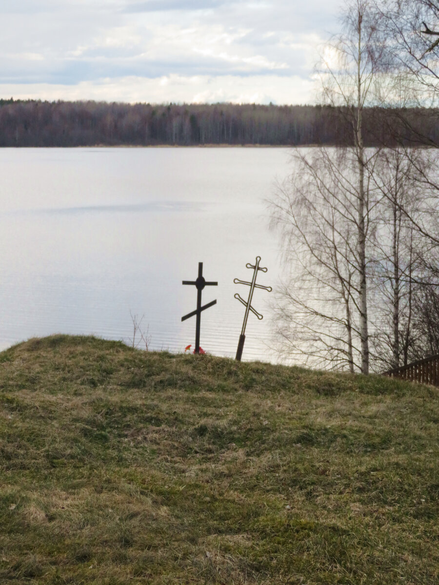 Вдоль дороги, соединяющей Вознесенье с Подпорожьем, райцентром Ленинградской области, стоят два замечательных памятника деревянного зодчества.