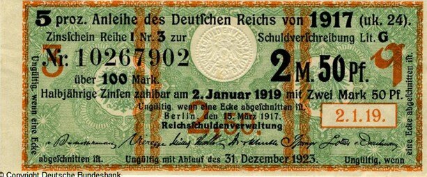 Купон военного займа 1917 год. Номинал 2,5 марки. Серия: 1. Номер: Восьмизначный. Литера: G. Тиснёная печать. Банковские печати: отсутствует (возможно в обороте не успел купон побывать). Дата: 2.1.19. Источник фото указан на изображении денежного знака.