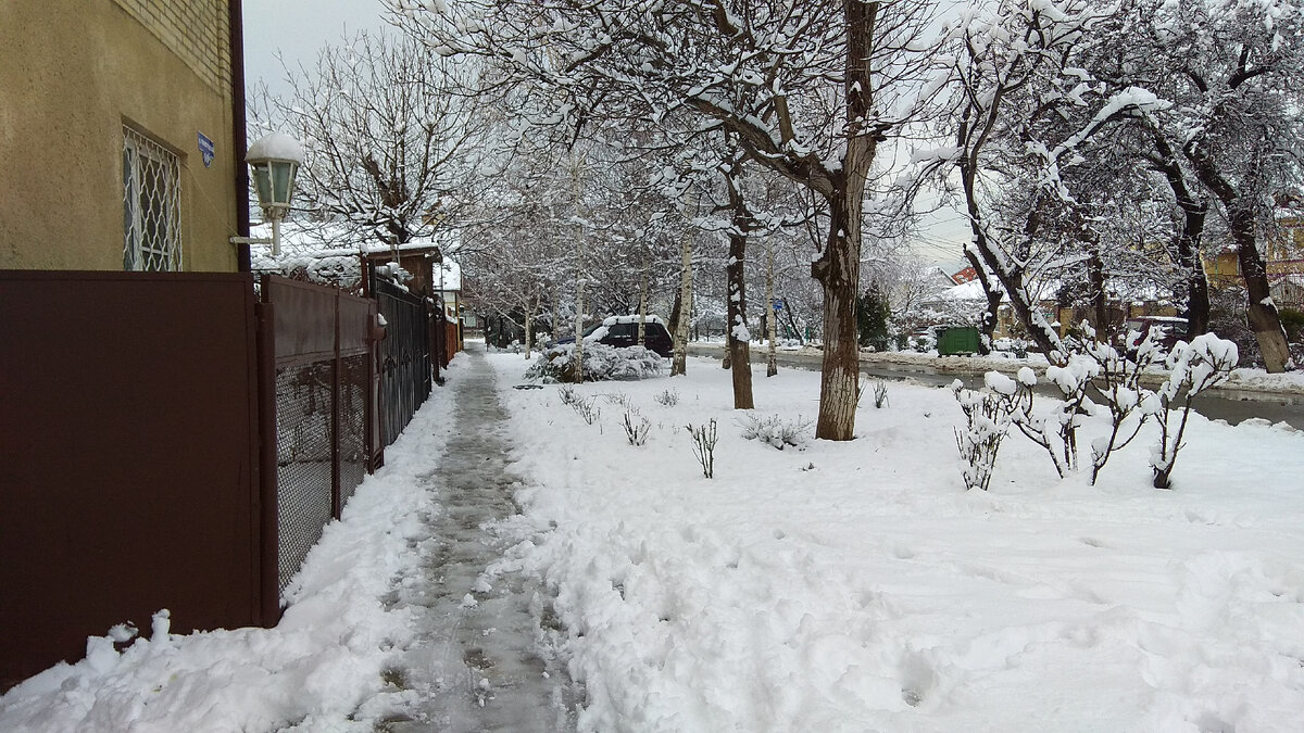 Улица Ленинградская: типичный снежный, не чищенный тротуар