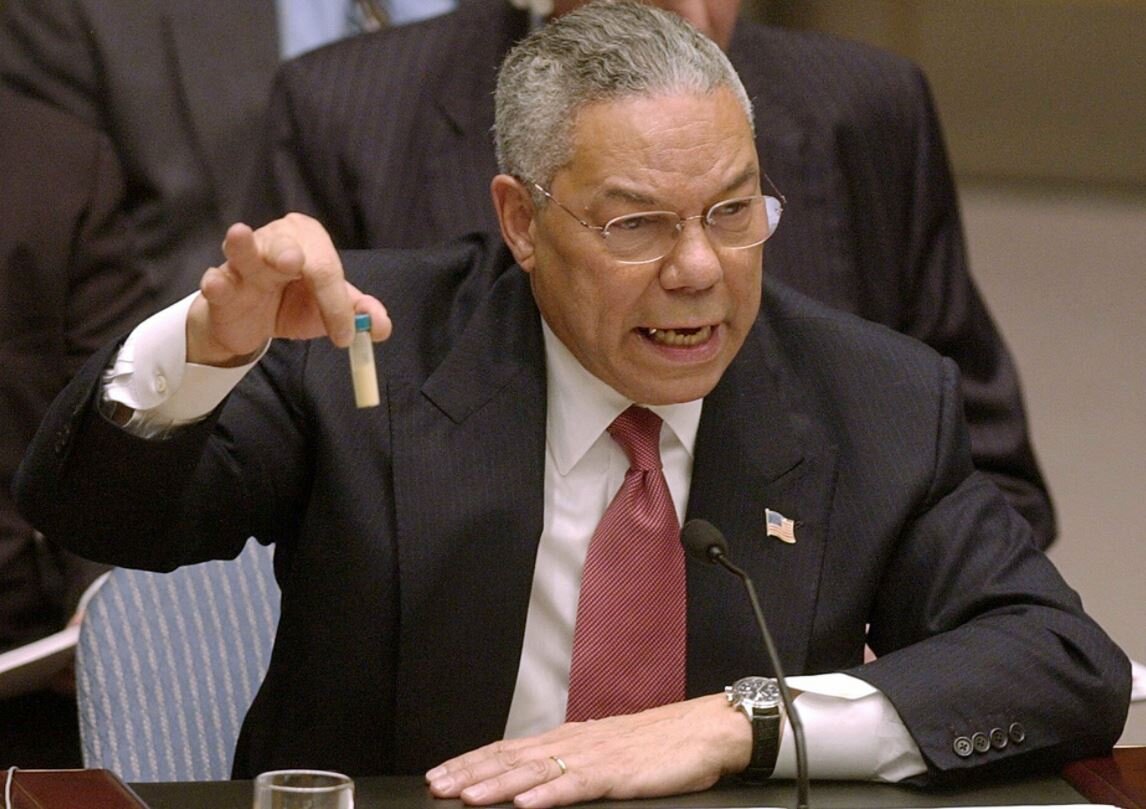 Госсекретарь США Колин Пауэлл на Заседании Совбеза ООН обосновывает вторжение в Ирак, тряся пробиркой с неизвестным веществом, 2003 год. 