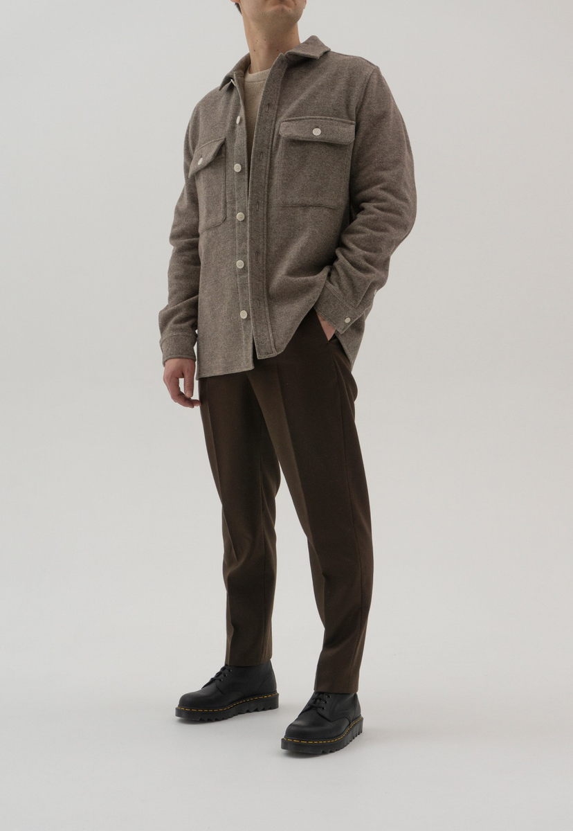 Образ c темно-бежевой верхней рубашкой и коричневыми шерстяными брюками. 
Детали на следующих фото =>