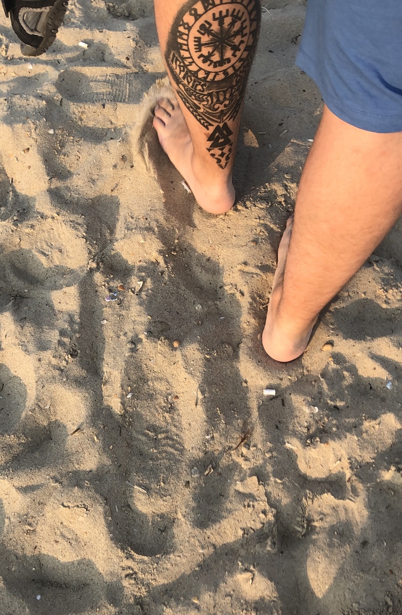 Везде грязь: скорлупа, бычки, всякое. Здесь ещё цветочки. Ягодки я выкладывать на буду 