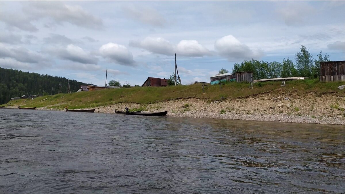 У берега "припаркован" местный транспорт. Крутость здесь определяется не литыми дисками или электронными примочками, а мощностью двигателя.